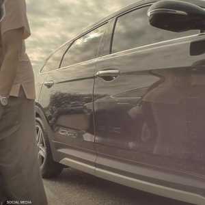 أمرأة تخرب سيارة تسلا بمفتاح