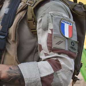 أحد عناصر القوات الفرنسية العاملة في عملية برخان