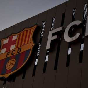 يعاني برشلونة أزمة رياضية ومالية