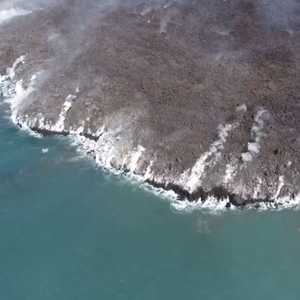 الدخان يتصاعد من الجزيرة الجديدة