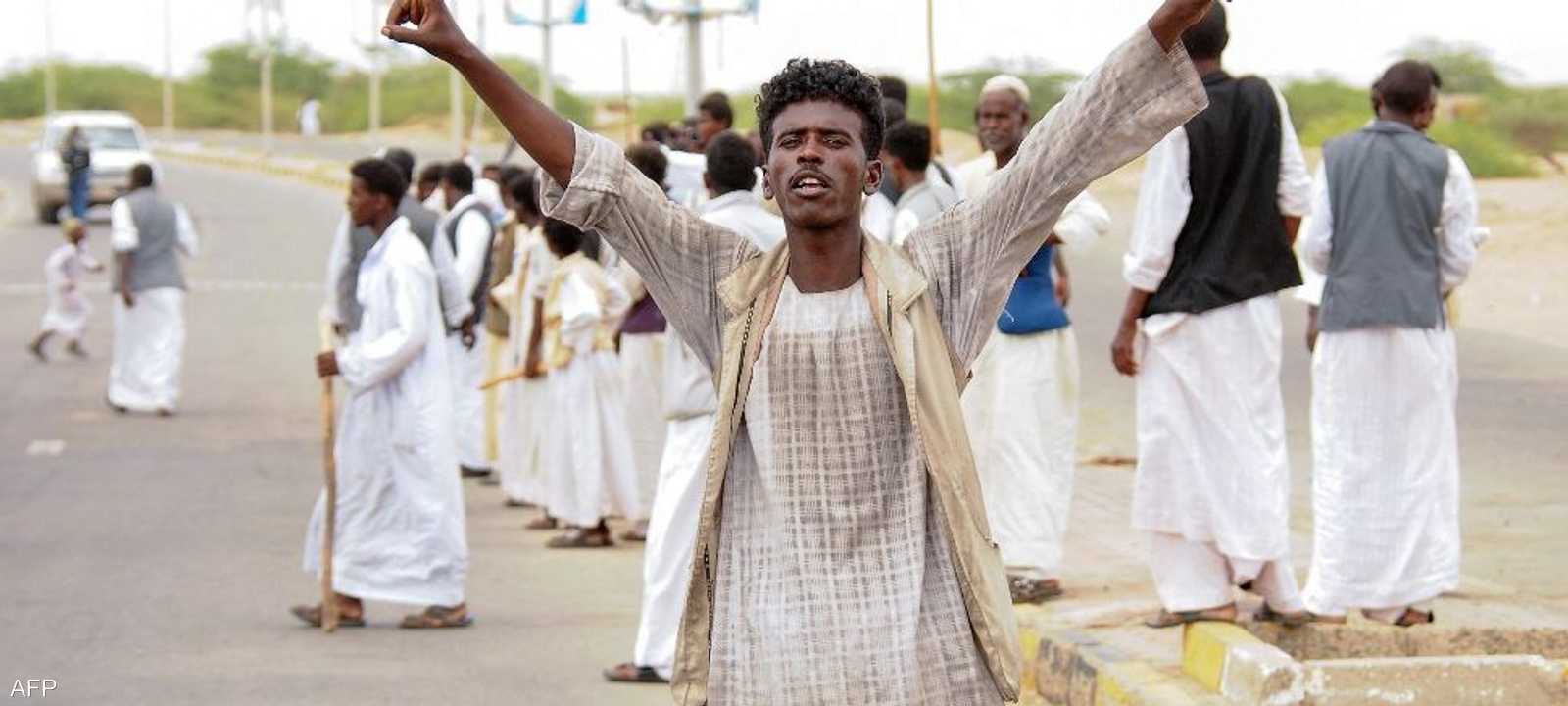 جانب من الاحتجاجات التي أدت إلى إغلاق ميناء بورتسودان.