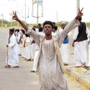 جانب من الاحتجاجات التي أدت إلى إغلاق ميناء بورتسودان.