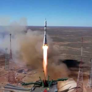 صاروخ الفضاء حمل مخرجا وممثلة لمحطة الفضاء الدولية