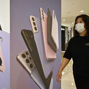 أرشيفية.. تتسابق الشركات في استعراض قدرات هواتفها