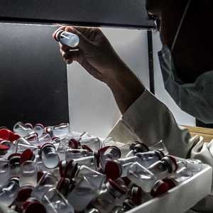 أحد المختبرات المصرية التي تصنع لقاح ساينوفاك