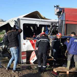 جانب من آثار تصادم قطار مع حافلة في تونس عام 2016.