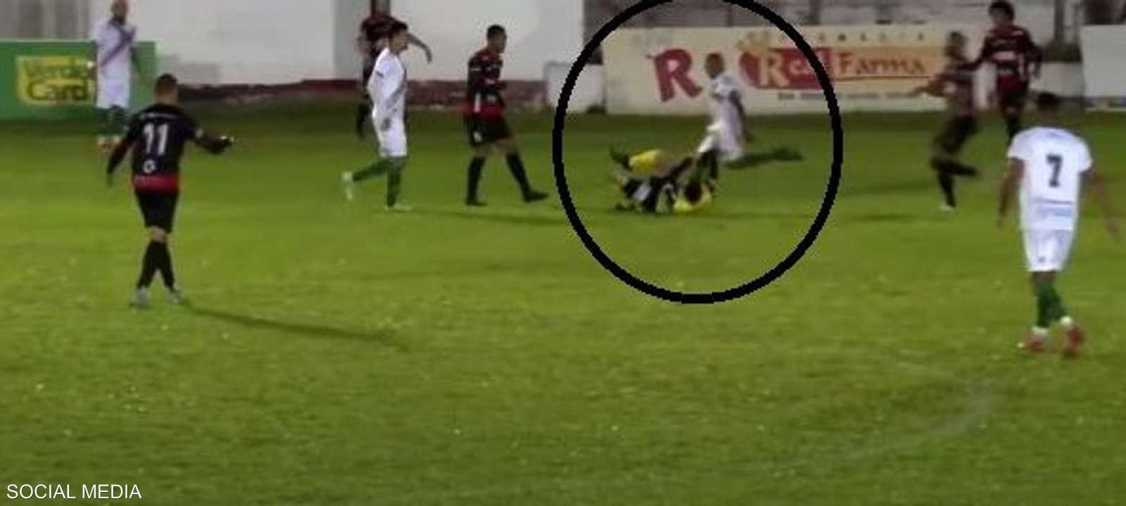 لحظة اعتداء اللاعب على الحكم