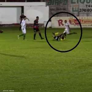 لحظة اعتداء اللاعب على الحكم