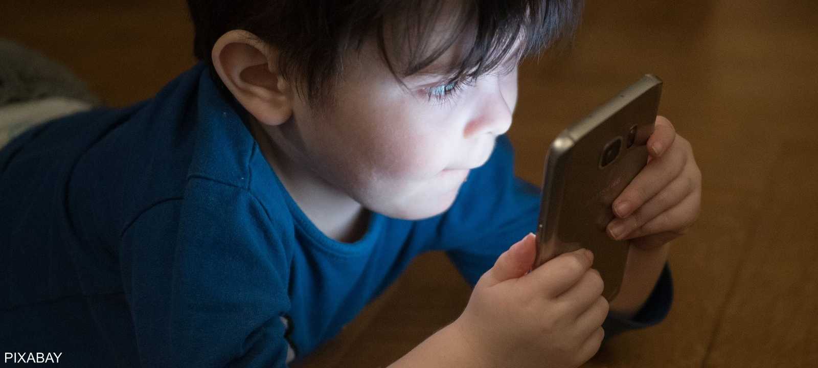 المستويات العالية من التعرض للشاشات يزيد خطر قصر النظر