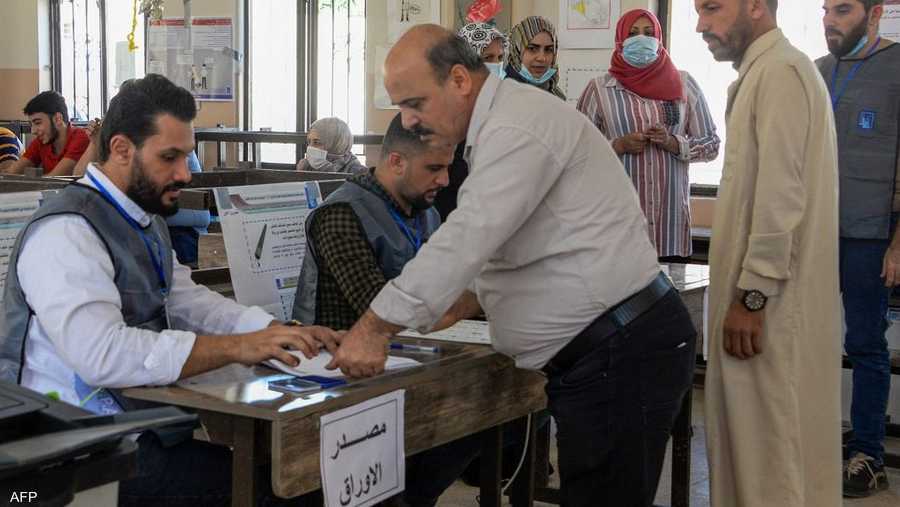 سيصوت العراقيون حتى الساعة السادسة مساء بالتوقيت المحلي عندما تغلق مراكز الاقتراع، فيما من المقرر أن تصدر النتائج الأولية خلال 24 ساعة.