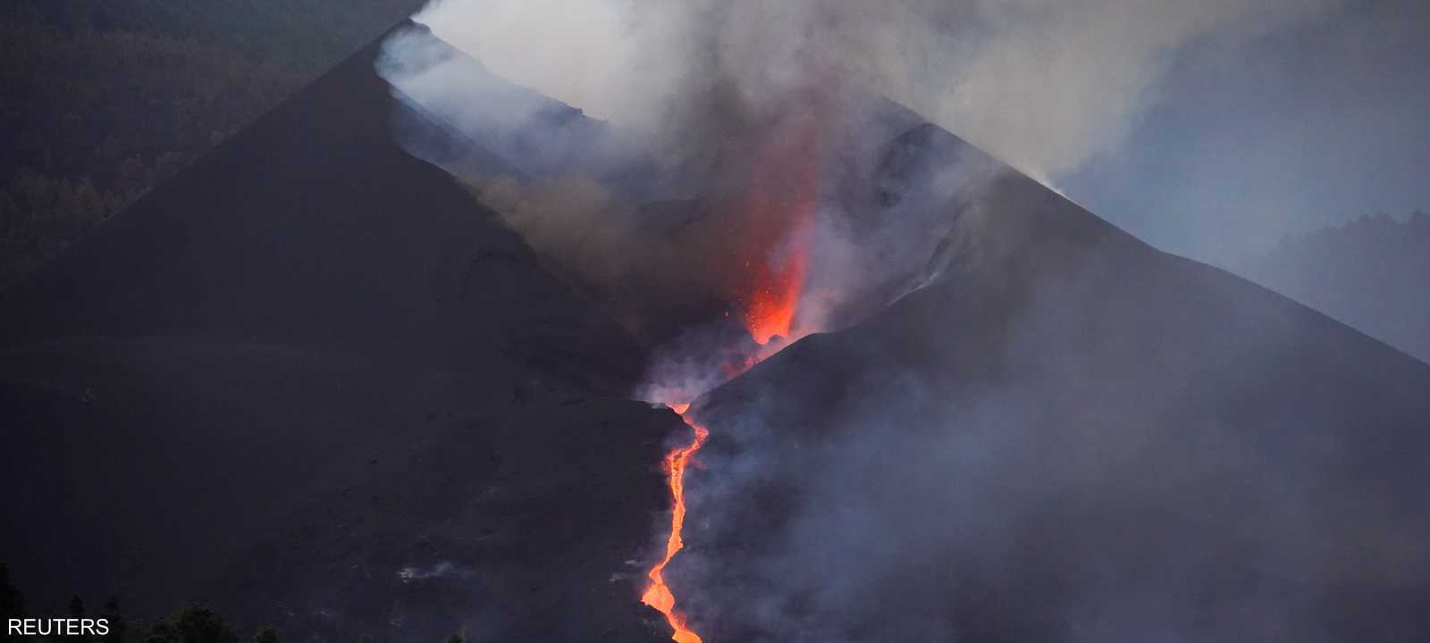 حمم بركانية ضخمة تدفقت من بركان لا بالما