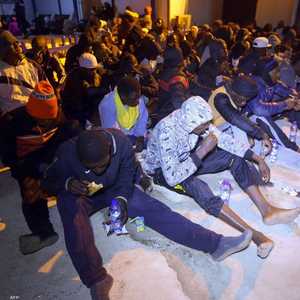 مهاجرون في أحد مراكز الاحتجاز في ليبيا.