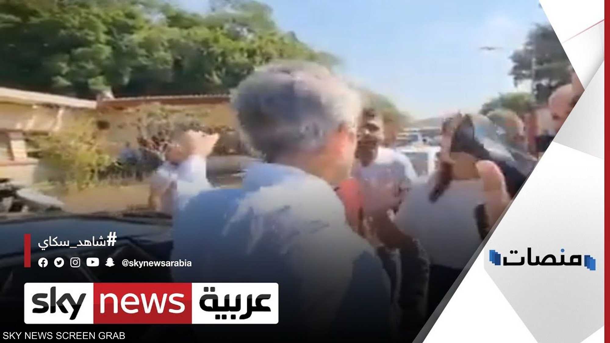 مواطنون يحاصرون وزيرا لبنانيا بالأسئلة في الشارع