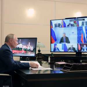 فلاديمير بوتن أثناء الاجتماع الرسمي الذي سعل فيه كثيرا