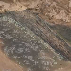 بقايا حطام السفينة على سواحل لاتفيا