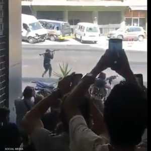 يظهر الفيديو المسلح حاملا قذيفة "آر بي جي"