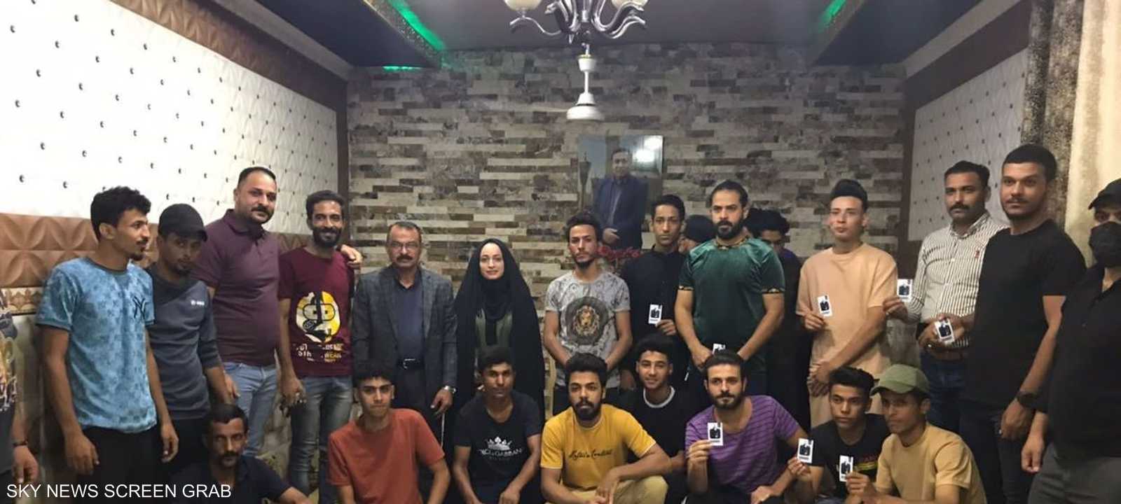 نور نافع تتوسط زملاءها ومناصريها في الانتخابات