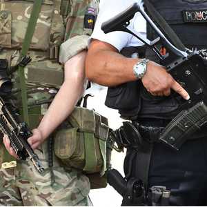 عناصر من أجهزة الأمن البريطانية.