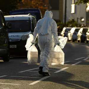 خبراء في الأدلة الجنائية يجمعون الأدلة