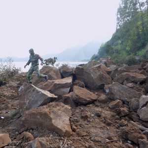 قتل شخصان بسبب الانزلاقات الناجمة عن الزلزال