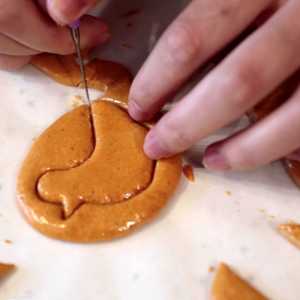 صنع البسكويت كما في مسلسل لعبة الحبار