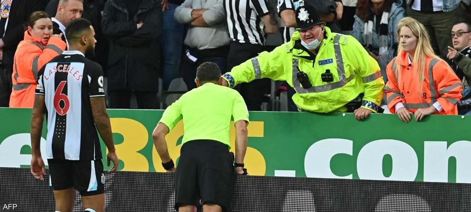 الحكم يطمئن على حالة المشجع