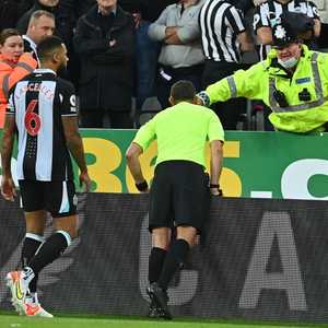 الحكم يطمئن على حالة المشجع