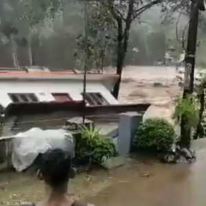 لحظة انهيار منزل بأكمله في ولاية كيرلا