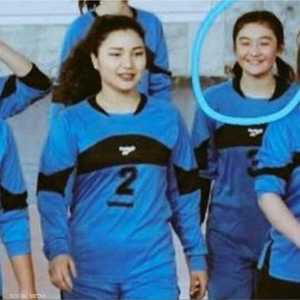 اللاعبة الراحلة هي المشار إلى رأسها بدائرة زرقاء