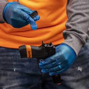 مسدس يستخدم خلال تصوير الأفلام