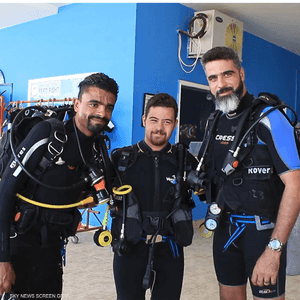 يستطيع الغطس حتى عمق 12 مترا