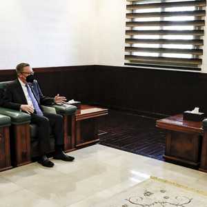 جانب من لقاء سابق بين فيلتمان وحمدوك