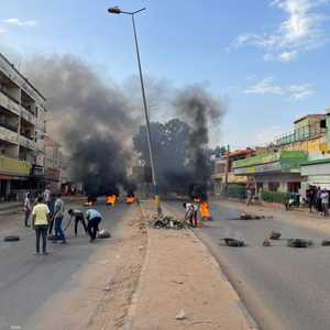 سودانيون يحرقون الإطارات في شوارع الخرطوم