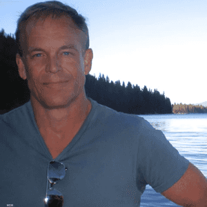 مساعد المخرج في فيلم ديف هولز.