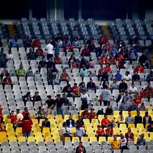 صيحات الجماهير القليلة قطعت سنوات من صمت المدرجات