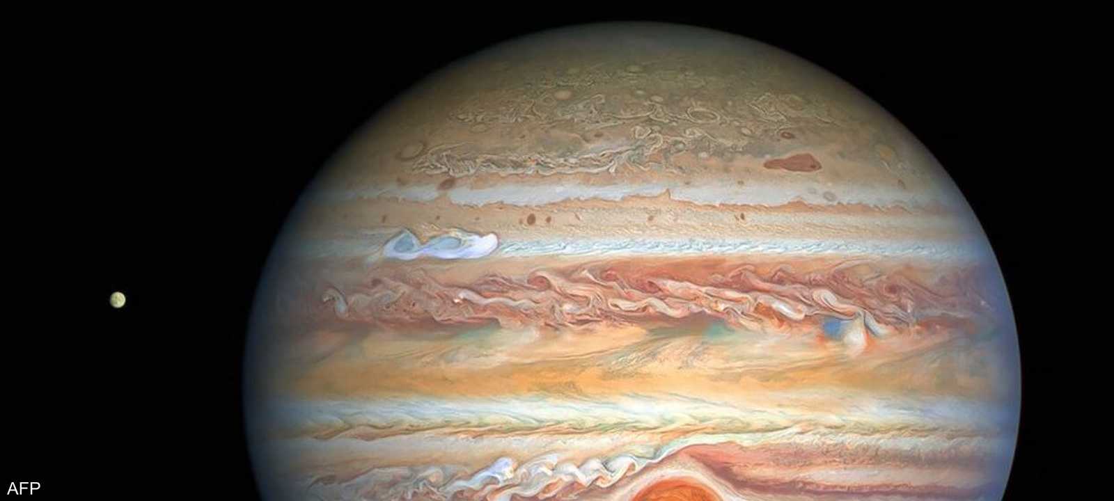 البقعة الحمراء العظيمة تمتد أسفل السحب التي تعلو المشتري