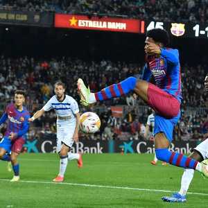 جانب من المباراة بين برشلونة وألافيس.