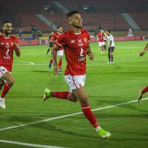 لاعبو الأهلي يحتفلون بالفوز على البنك الأهلي.