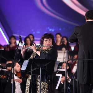 وزيرة الثقافة المصرية خلال عزفها في المهرجان