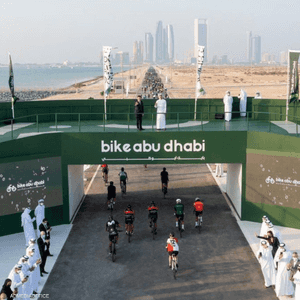 خالد بن محمد بن زايد يتسلم شعار "مدينة الدراجات الهوائية"