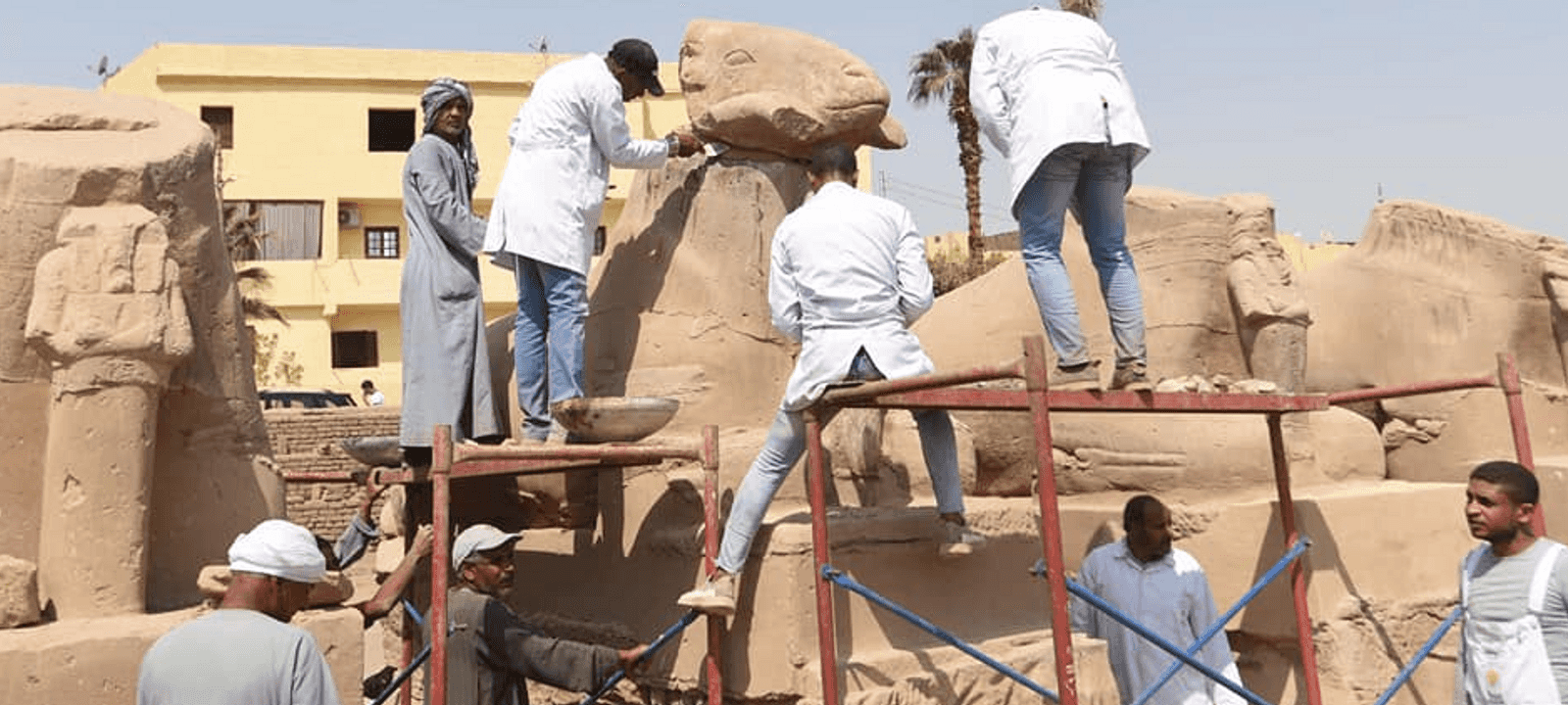 مرممون عملوا بجهد في طريق الكباش الفرعوني