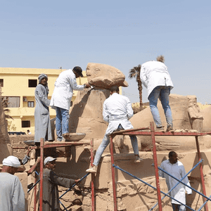 مرممون عملوا بجهد في طريق الكباش الفرعوني