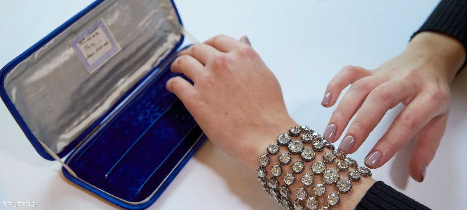 يقدر سعر الأساور ما بين 2 إلى 4 ملايين دولار