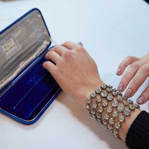 يقدر سعر الأساور ما بين 2 إلى 4 ملايين دولار