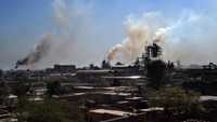 أرشيفية.. دخان يتصاعد من مصانع في باكستان