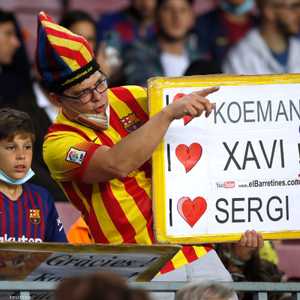 جماهير برشلونة ترى في تشافي طوق النجاة