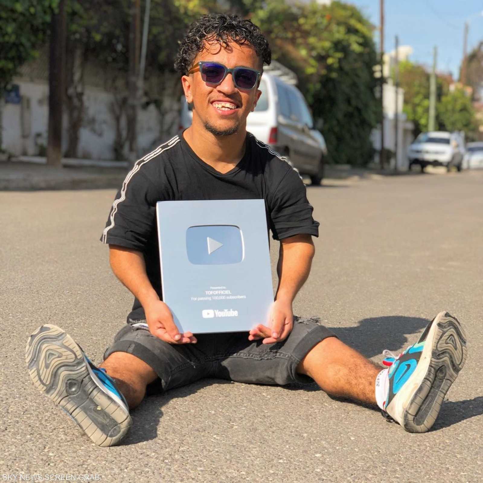 يتابع أيمن أزيد من300 ألف شخص على موقع يوتيوب