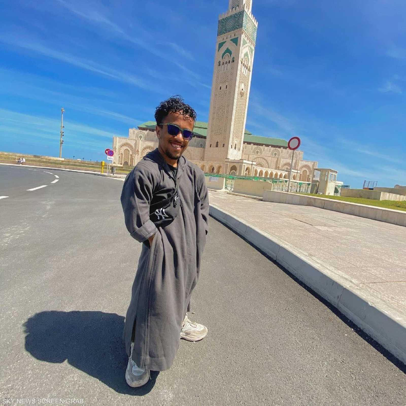 يحاول أيمن استغلال شهرته لتغيير بعض الصور النمطية