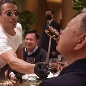 شريحة لحم بالذهب تضع مسؤولا "فيتناميا" في ورطة