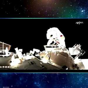 وانغ يابينغ تصبح أول امرأة صينية تسير في الفضاء